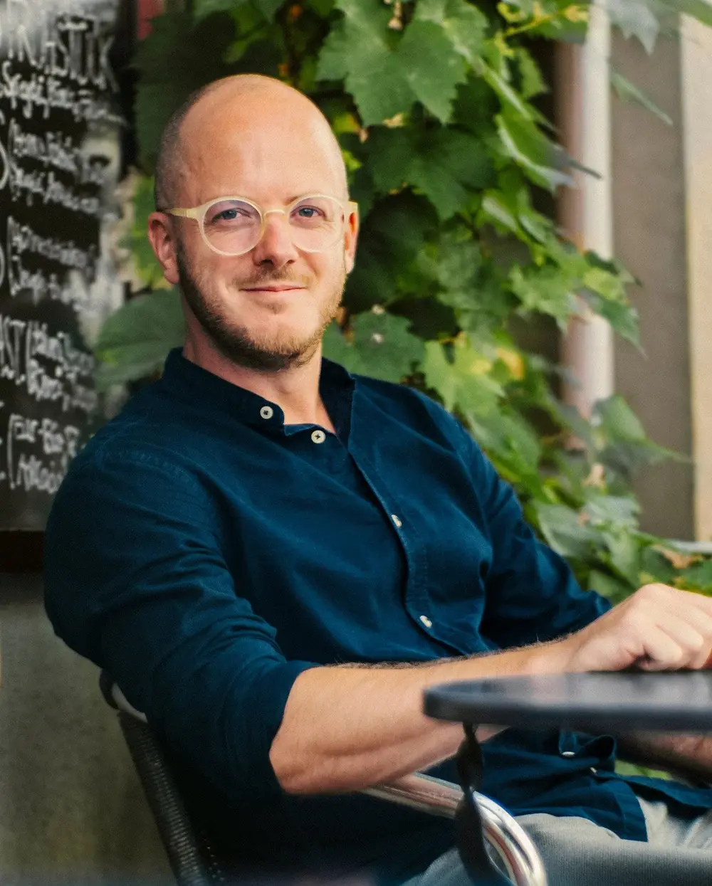 Bernhard Reingruber sitzt in ruhiger Umgebung und blickt in die Kamera.